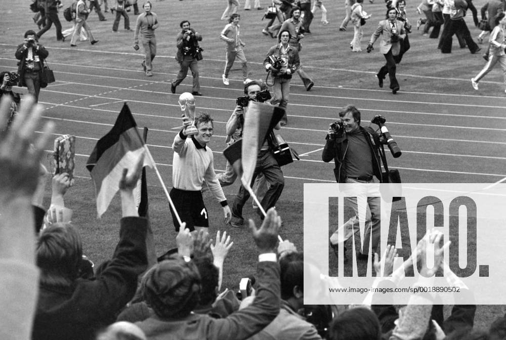 Fussball Weltmeisterschaft 1974 Finale Deutschland - Holland 07.07.1974 Deutschland ist Weltmeister; Sepp Maier (Mitte) jubelt mit dem WM-Pokal umgeben von Fotografen MODELxRELEASExx