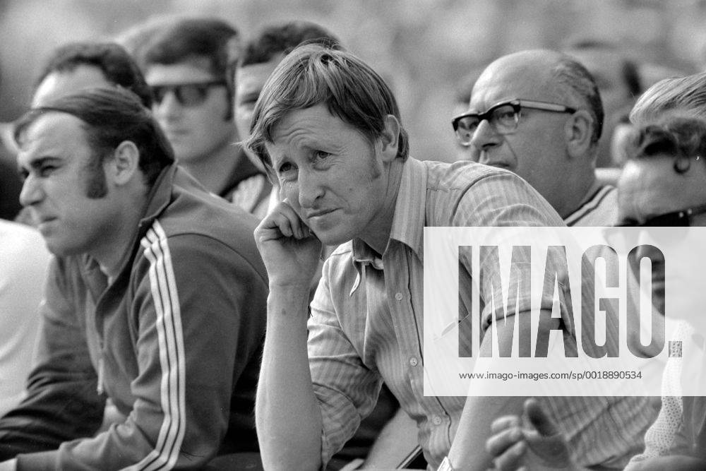 FUSSBALL DFB POKAL SAISON 1968 1969 im Frankfurter Waldstadion Finale FC Bayern Muenchen - Schalke 04 14.06.1969 Trainer Rudi GUTENDORF (Schalke rechts). MODELxRELEASExx