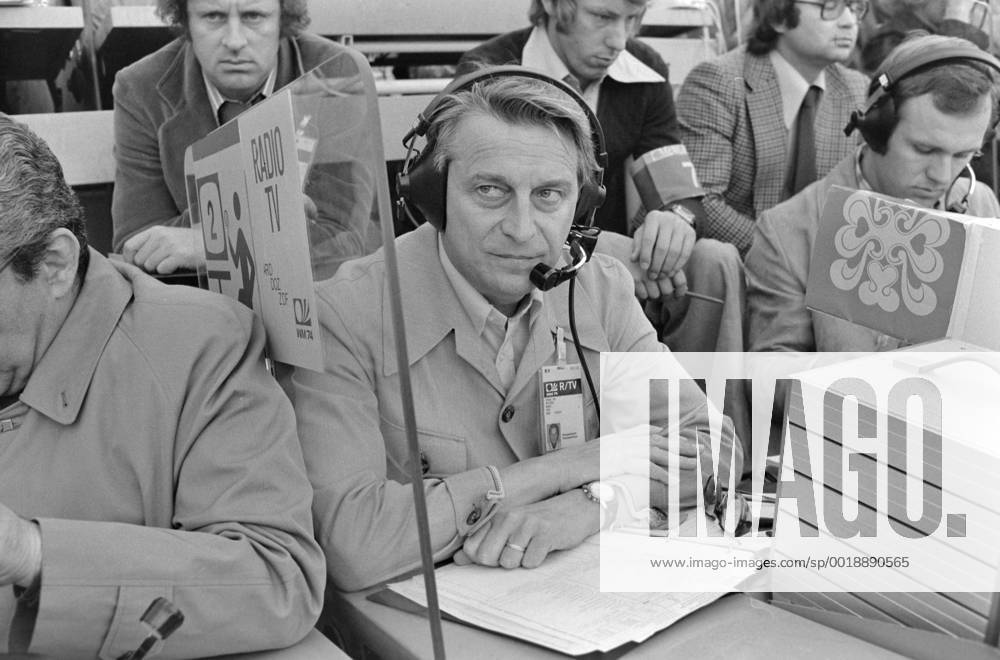 Fussball Weltmeisterschaft 1974 Finale Deutschland - Holland 07.07.1974 ARD Kommentator Rudi Michel auf seinem Reporterplatz. MODELxRELEASExx