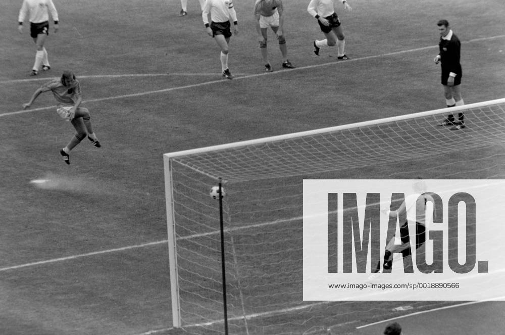Fussball Weltmeisterschaft 1974 Finale Deutschland - Holland 07.07.1974 Johan NEESKENS (Holland links) gegen Sepp MAIER (Deutschland) MODELxRELEASExx