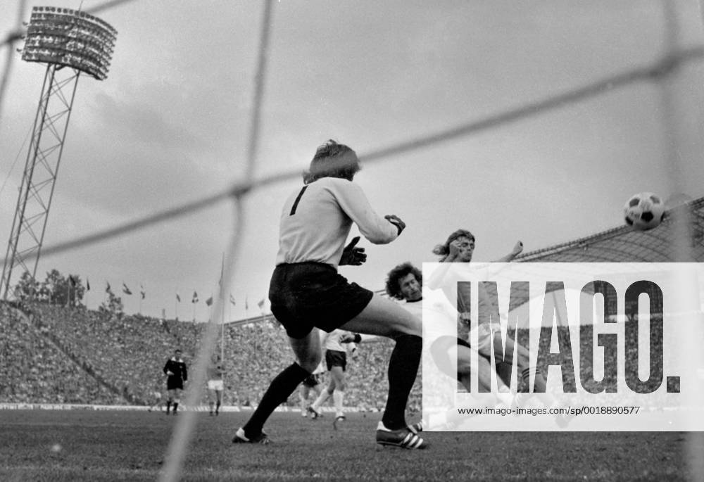 Fussball Weltmeisterschaft 1974 Finale Deutschland - Holland 07.07.1974 Sepp MAIER (links) und Paul BREITNER (Mitte beide Deutschland) gegen Johan NEESKENS (Holland) MODELxRELEASExx