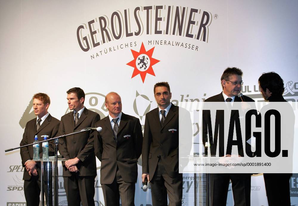 Die Führungsriege des Team Gerolsteiner, v.li. Die Sportlichen Leiter Christian Wegmann, Udo Bölts, Reimund Dietzen und Christian Henn sowie Teamchef Hans Michael Holczer (alle Deutschland) Radsport Herren Straßenradsport 2006, Straße, Rad, Präsentation, Pressetermin, Vorstellung, Mikrofon Gruppe Sponsor, Sponsoring, Werbepartner, Werbung, Mikro Gerolstein