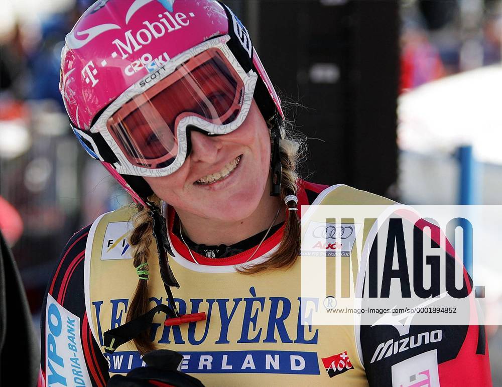 Janica Kostelic (Kroatien) gut gelaunt Alpiner Skilauf Damen Weltcup 2005 2006, Welt Cup, Worldcup, World, WC, Ski Alpin, Skisport, Super G, Porträt St. Moritz Freude,