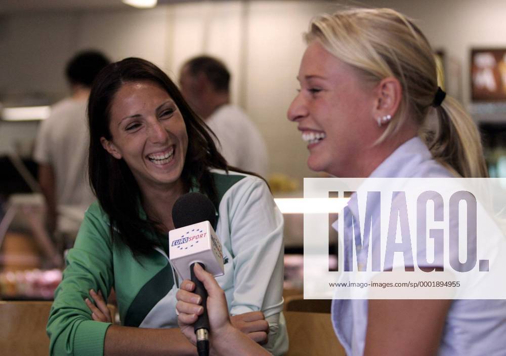 Anastasia Myskina (Rußland, li.) wird für Eurosport von ihrer Kollegin Barbara Schett (Österreich) interviewt Tennis Damen Australian Open 2006, Grand Slam, WTA Tour Gruppe Melbourne