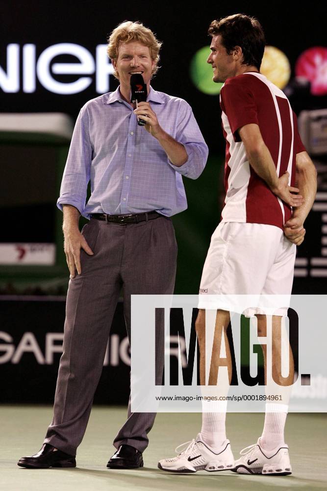 Jim Courier (USA, li.) interviewt Thomas Haas (Deutschland) Tennis Herren Australian Open 2006, Grand Slam, ATP Tour, Hartplatz, Hardcourt, Hartplatztennis, Hartplatzturnier Gruppe Melbourne