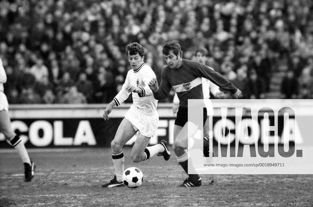 VfB Stuttgart - Borussia Mönchengladbach: Herbert Wimmer (li., Mönchengladbach) gegen Hans Arnold (Stuttgart)