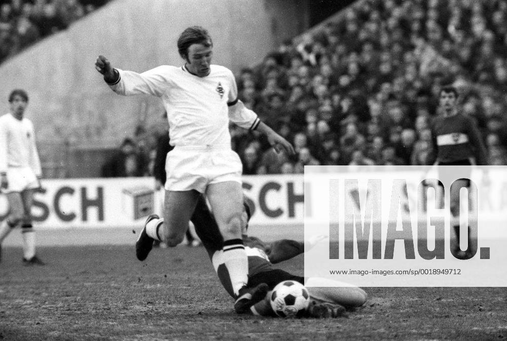 VfB Stuttgart - Borussia Mönchengladbach: Günter Netzer (li., Mönchengladbach) im Duell