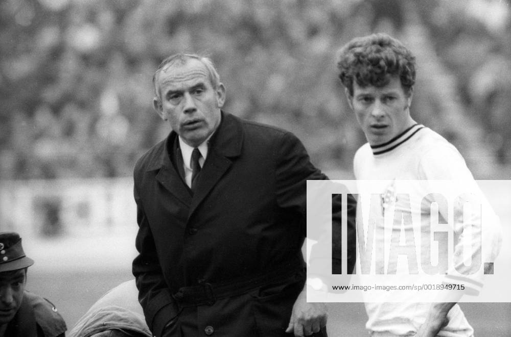 VfB Stuttgart - Borussia Mönchengladbach: Trainer Hennes Weisweiler (li.) und Herbert Wimmer (beide Mönchengladbach)