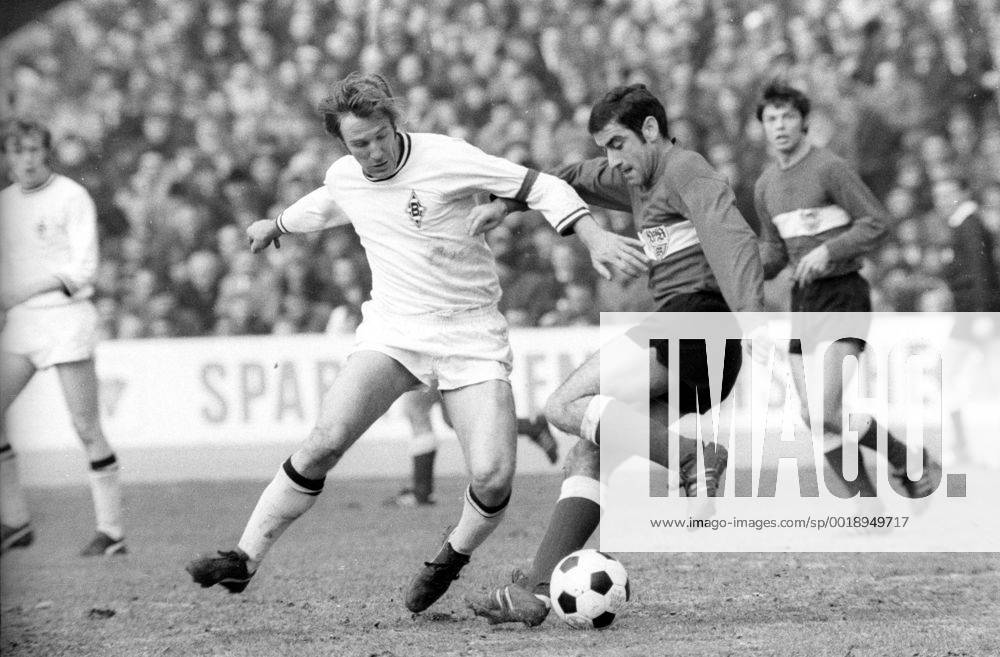 VfB Stuttgart - Borussia Mönchengladbach: Günter Netzer (li., Mönchengladbach) gegen Horst Haug (Stuttgart)