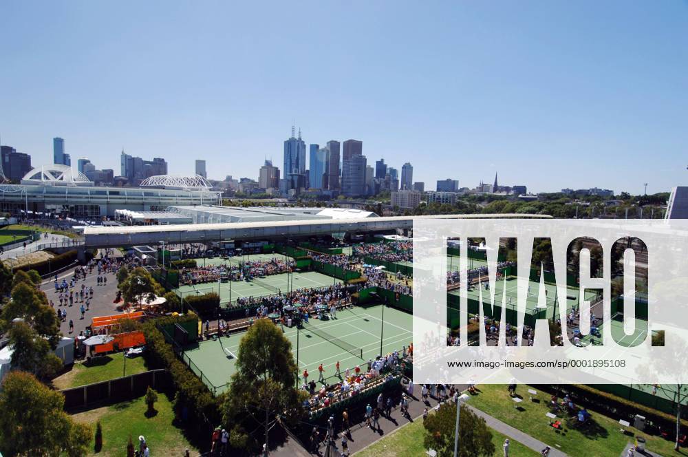 Tennisplätze des Flinders Park, Austragungsstätte der Australian Open, im Hintergrund die Skyline von Melbourne Tennis Damen Australian Open 2006, Grand Slam, WTA Tour, Hartplatz, Hardcourt, Hartplatztennis, Hartplatzturnier Totale Melbourne