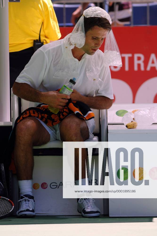 Fabrice Santoro (Frankreich) kühlt sich und seinen Kopf während des Seitenwechsels mit Eis Tennis Herren Australian Open 2006, Grand Slam, ATP Tour Einzelbild Melbourne