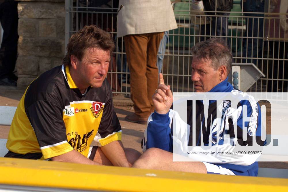 Hans Jürgen Dörner (Traditionself Dynamo Dresden, li.) und Eberhard Vogel (Traditionself FC Carl Zeiss Jena) am Spielfeldrand im Gespräch Fußball Herren Oldie Traditionsspiel 2003, 50. Vereinsjubiläum von Dynamo Dresden, Jubiläum, Traditionsmannschaft Gruppe o0 ex ehemalige Dresden Harmonie,