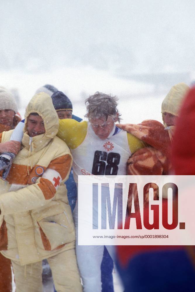 Gunde Svan (Schweden) vollkommen erschöpft im Ziel, Rot Kreuz Sanitäter müssen ihn stützen Nordischer Skilauf OS Winter Herren Olympische Spiele 1984, Winterspiele, Ski Nordisch, Skisport, Langlauf, Skilanglauf, Vdia Gruppe Igman Veliko Polje Sarajevo Erschöpfung,