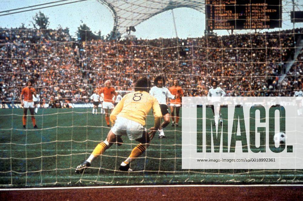 Paul Breitner (BR Deutschland) erzielt per Elfmeter gegen Torwart Jan Jongbloed (Niederlande) das Tor zum 1:1