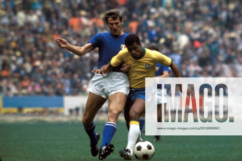 Weltmeisterschaft Finale, Brasilien - Italien in Mexiko-Stadt: Giacinto Facchetti (li., Italien) gegen Jairzinho (Brasilien)