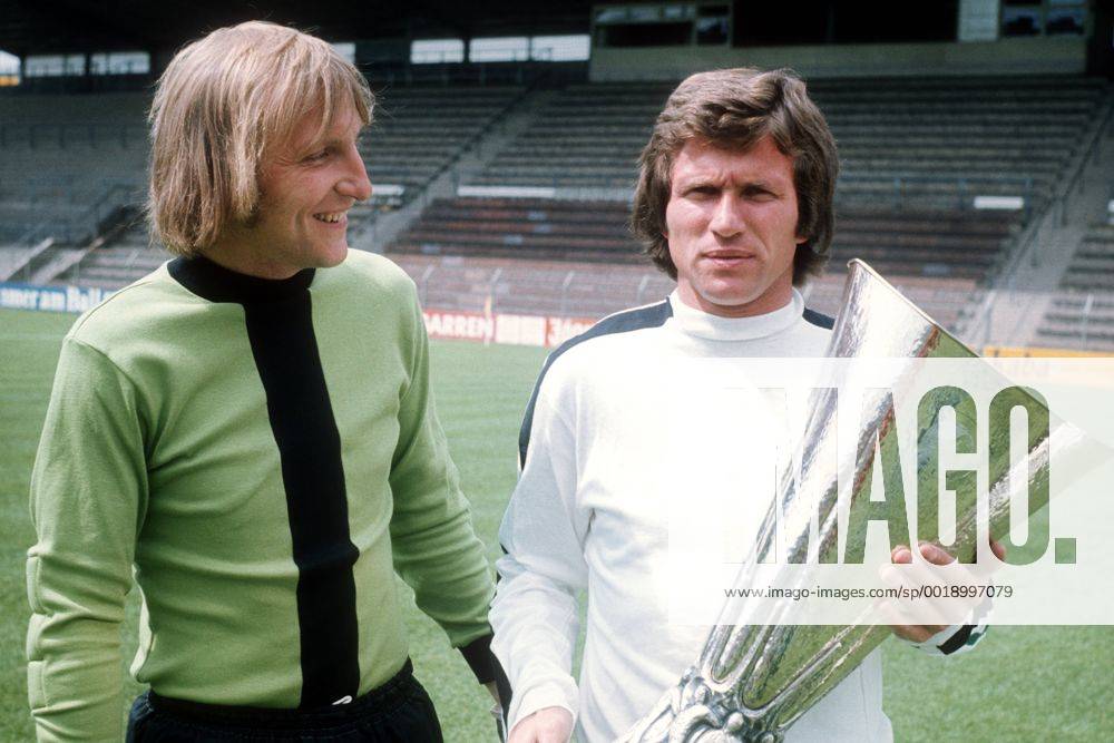 Torwart Wolfgang Kleff (li.) und Jupp Heynckes (beide Borussia Mönchengladbach) mit dem UEFA-Pokal