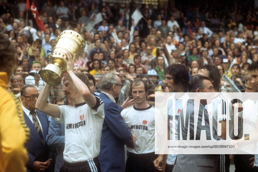Eintracht Frankfurt gewinnt den DFB-Pokal: Jürgen Grabowski (li., mit dem Pokal, dahinter: Willi Neuberger (li.) und Bernd Lorenz