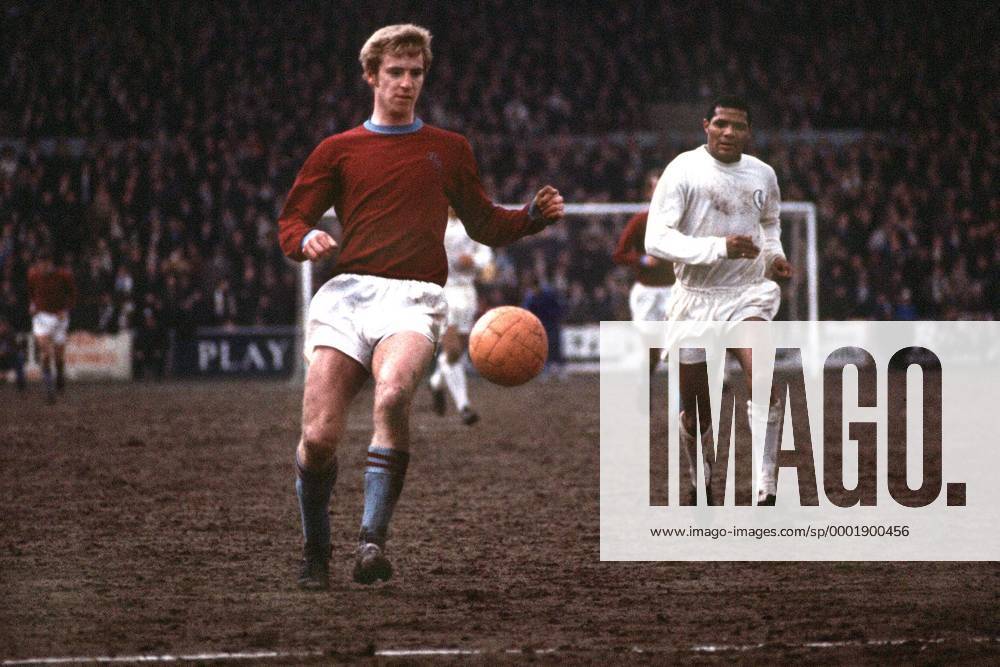 Jim Thompson (Burnley, li.) am Ball, dahinter Albert Johanneson (Leeds) - Fußball Herren English First Division 1969 1970, One, 1. Englische Liga, Burnley FC - Leeds United 1:1 Totale Burnley Dynamik,