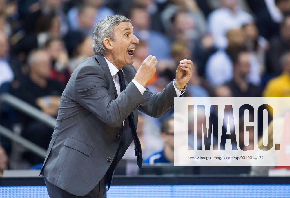 Berlin, Deutschland, 18.02.2015: BEKO BBL Pokal-Qualifikation Liga 2014 2015 - Alba Berlin - FC Bayern Muenchen München. Trainer Svetislav Pesic (Bayern Muenchen)