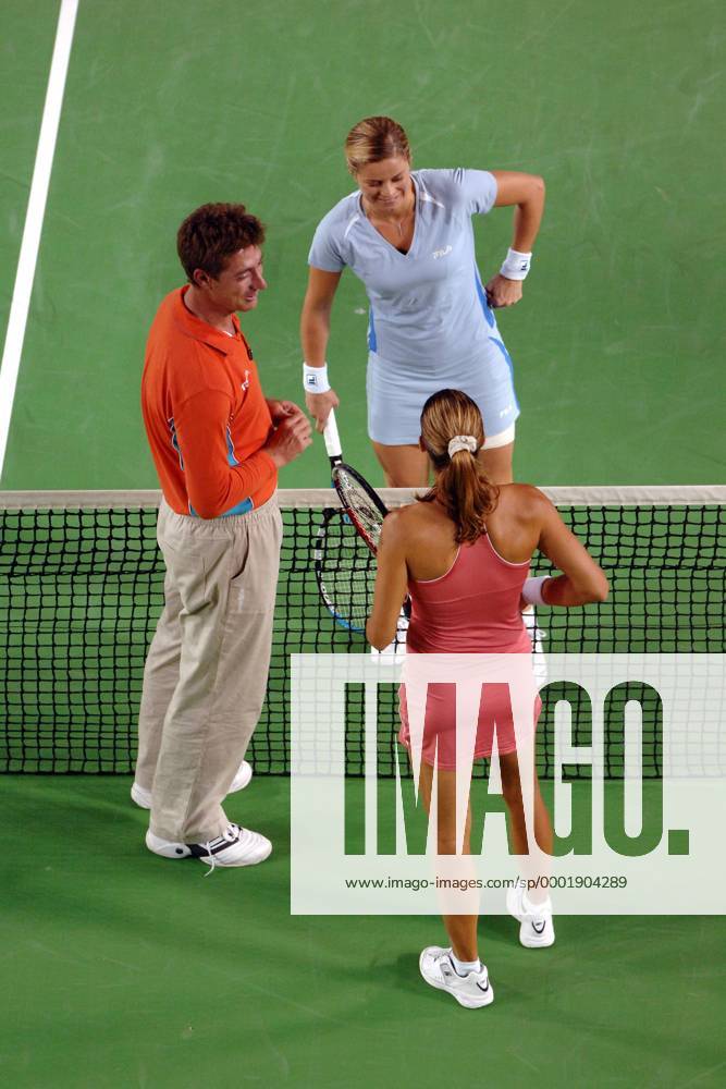 Kim Clijsters (Belgien, hi.) und Amelie Mauresmo (Frankreich) mit dem Schiedsrichter Tennis Damen Australian Open 2006, Grand Slam, WTA Tour, Halbfinale Gruppe Melbourne