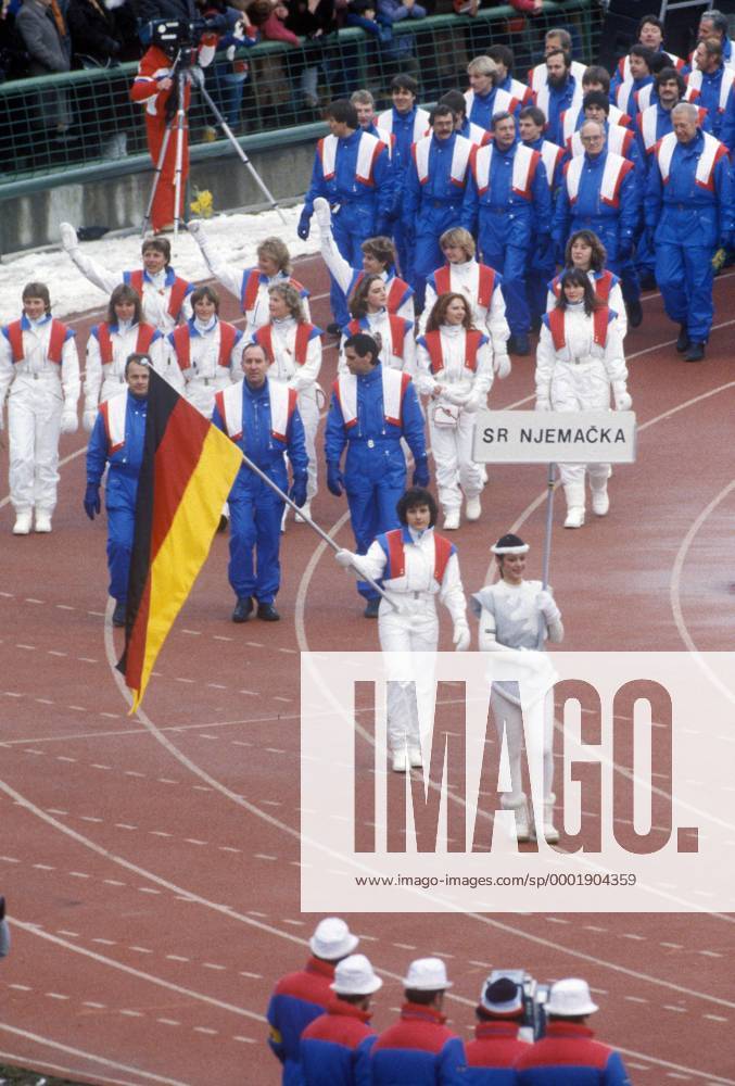 Einmarsch der Olympiamannschaft angeführt von der Fahnenträgerin Monika Holzner (BR Deutschland) Eisschnellauf OS Winter Damen Olympische Spiele 1984, Winterspiele, Eröffnung, Eröffnungsfeier, Feier, Fest, Zeremonie, Vdia Totale Olympiateam BRD, Olympiabekleidung Sarajevo, Eröffnungszeremonie, o0 Delegation