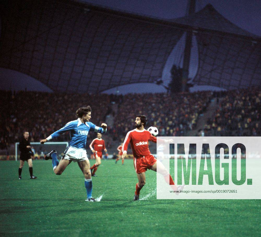 DFB-Pokal Halbfinale, FC Bayern München - Hamburger SV: Peter Nogly (li., HSV) und Gerd Müller (Bayern)