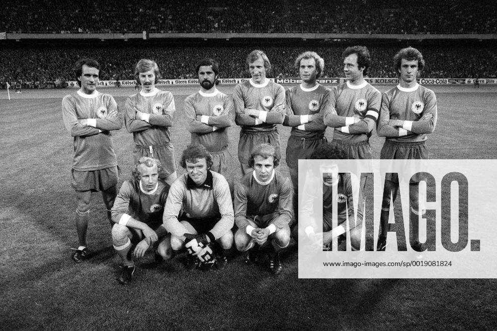 Abschiedsspiel für Wolfgang Overath mit der WM-Elf von 1974, hi.v.li.: Overath, Jürgen Grabowski, Gerd Müller, Georg Schwarzenbeck, Uli Hoeneß, Franz Beckenbauer, Rainer Bonhof; vo.v.li.: Berti Vogts, Torwart Sepp Maier, Bernd Hölzenbein und Paul Breitner