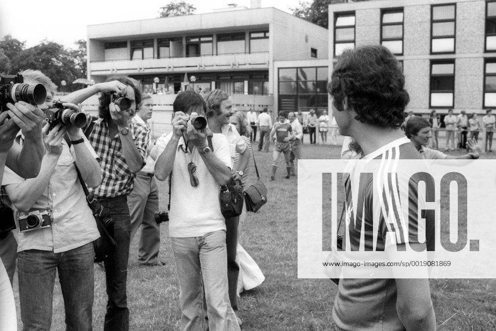 Training FC Bayern München: Franz Beckenbauer umgeben von Fotografen