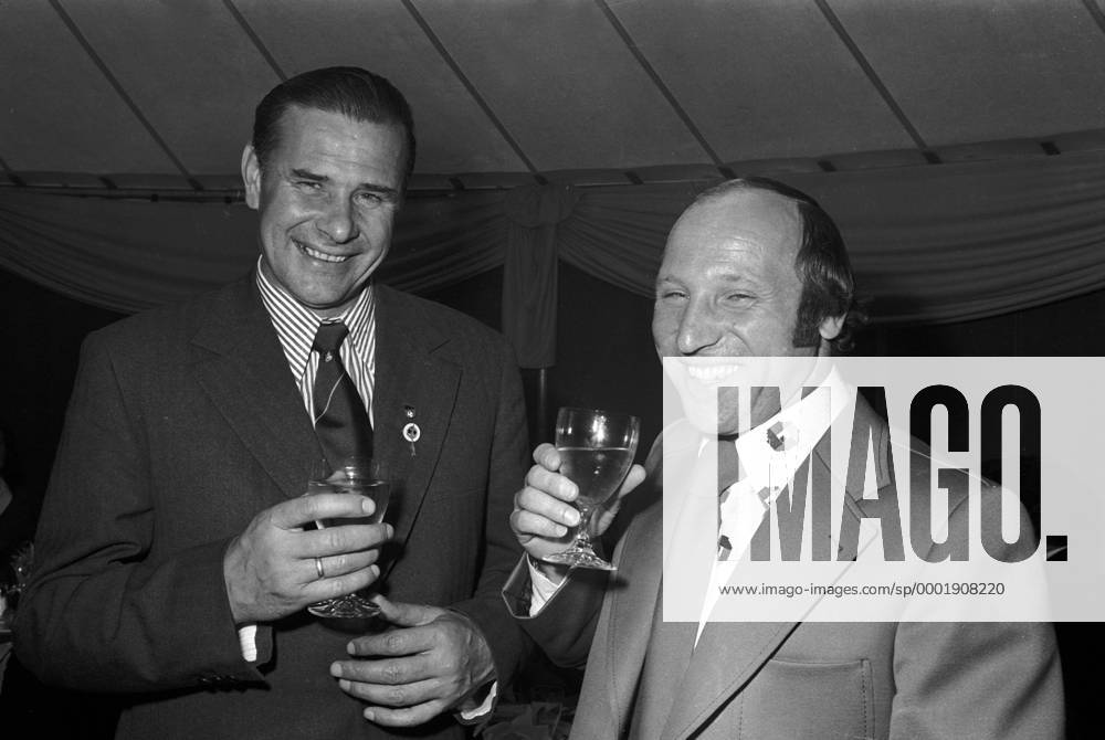 Torwartlegende Lew Jaschin (UdSSR, li.) und DFB Ehrenspielführer Uwe Seeler (BR Deutschland) haben sichtlich Spaß Fußball WM Herren Weltmeisterschaft 1974, Party, Eröffnungsparty, Feier, feiern Gruppe Kronberg Harmonie,
