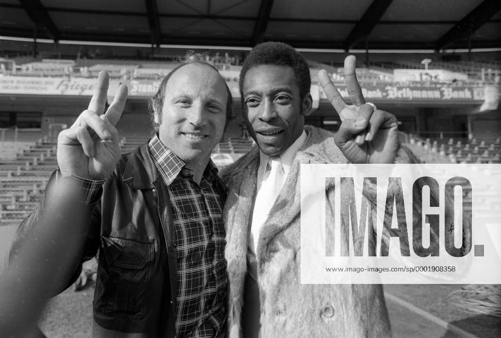 Pele (Brasilien, li.) und DFB Ehrenspielführer Uwe Seeler (BR Deutschland) sind für die WM 74 zuversichtlich Fußball WM Herren Weltmeisterschaft 1974, Shooting, Fotoshooting, Fototermin, Pressetermin, Fotostory Gruppe Frankfurt M. Harmonie,