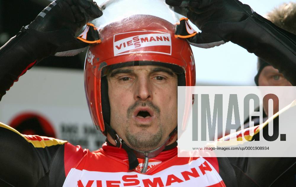 Georg Hackl (Deutschland) - Startvorbereitung Rennrodeln Herren Weltcup 2005 2006, Welt Cup, Worldcup, World, WC, Rennschlitten, Rennschlittensport, Rodeln Porträt Oberhof Konzentration,