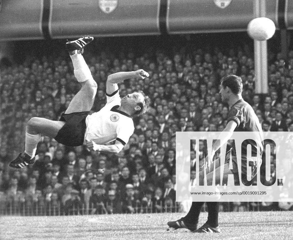 Weltmeisterschaft 1966. Deutschland - Spanien 20.7.1966. Fallrueckzieher von Uwe Seeler. HM