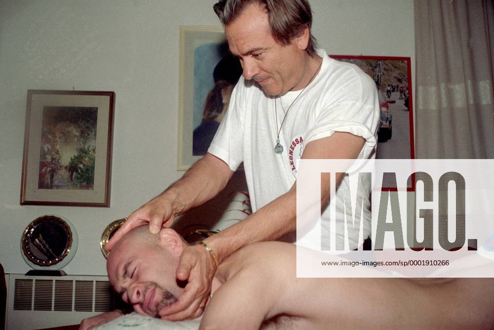 Marco Pantani (Italien Carrera Tassoni) und sein Physiotherapeut bei einer schmerzhaften Übung - Radsport Herren Straßenradsport 1995, Straße, Rad, Reha, Rehabilitation, Rehabilitationstraining, Vneg Gruppe