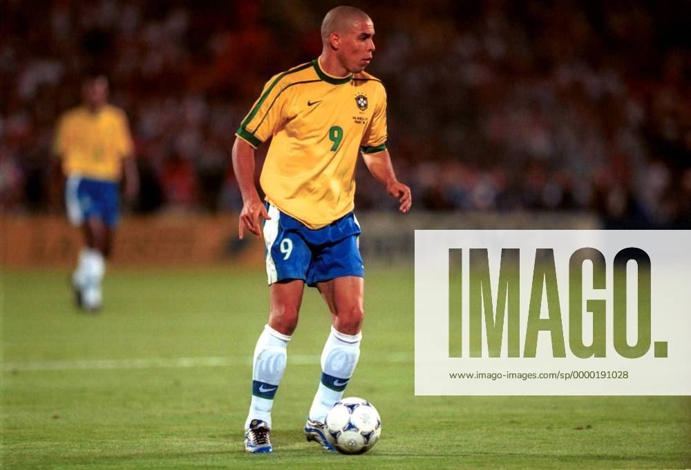 Ronaldo (Brasilien) am Ball Fußball WM Herren Weltmeisterschaft 1998, Nationalmannschaft, Nationalteam, Nationaltrikot, Brasilien, Länderspiel Einzelbild Le Stade Velodrome Marseille