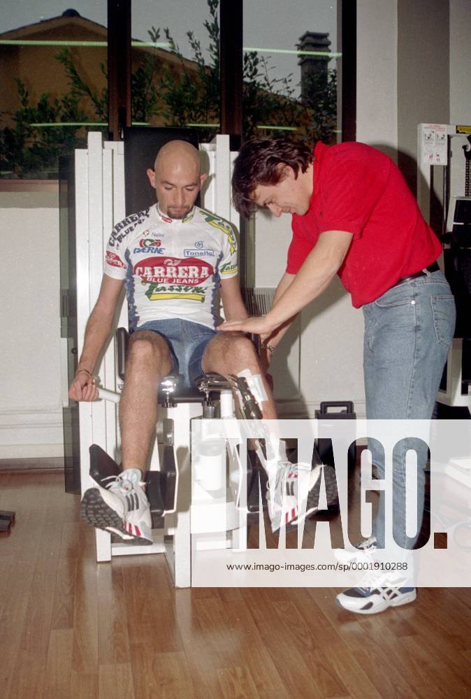 Marco Pantani (Italien Carrera Tassoni) und sein Physiotherapeut nach der schweren Beinfraktur beim Aufbautraining, die Metallschiene erinnert noch an die Schwere der Verletzung - Radsport Herren Straßenradsport 1995, Straße, Rad, Reha, Rehabilitation, Rehabilitationstraining, Training, Vneg Gruppe Aufbau, Muskelaufbau, Gerät, Geräte, Fitneßgerät