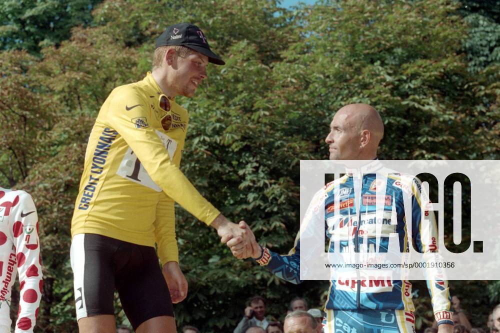 Gesamtsieger Jan Ullrich (Deutschland Team Telekom) empfängt vom Drittplatzierten Marco Pantani (Italien Mercatone Uno) Glückwünsche - Radsport Herren Tour de France 1997, Straßenradsport, Straße, Rad, Vneg Gruppe Champs Elysees, Elysee 21. Etappe: Disneyland - Paris Freude,