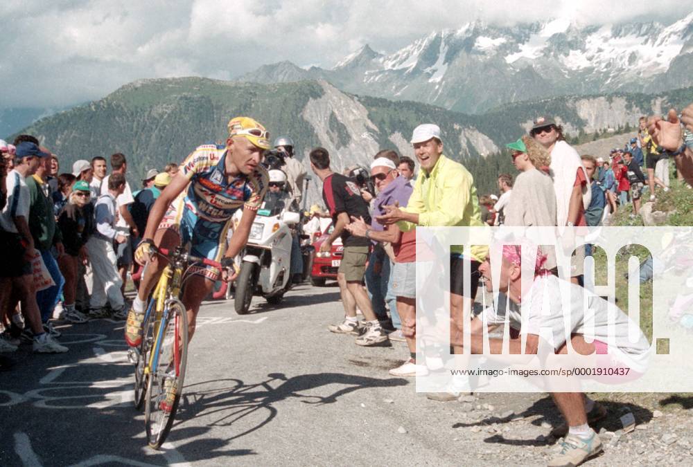 Marco Pantani (Italien Mercatone Uno) wird beim Aufstieg nach Morzine von den Fans angefeuert - Radsport Herren Tour de France 1997, Straßenradsport, Straße, Rad, Vneg Totale 15. Etappe: Courchevel - Morzine Begeisterung,