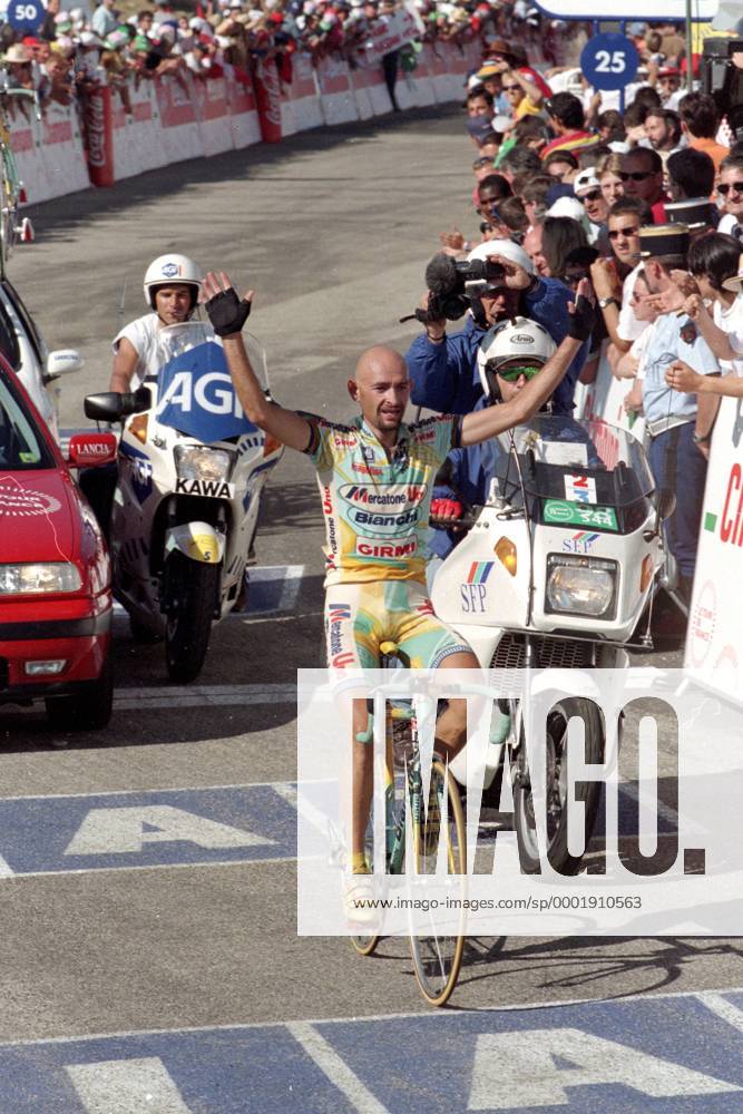 Marco Pantani (Italien Mercatone Uno) bejubelt seinen Etappensieg - Radsport Herren Tour de France 1998, Straßenradsport, Straße, Rad, Vneg Gruppe 15. Etappe: Grenoble - Les Deux Alpes Freude, Begeisterung,