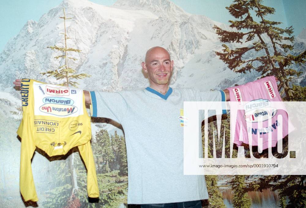 Marco Pantani (Italien Mercatone Uno) posiert mit seinen 98er Siegertrikots der Tour de France und des Giro d Italia, selten genug gewinnt ein Radsportler beide große Rundfahrten in einem Jahr - Radsport Herren Tour de France 1998, Straßenradsport, Straße, Rad, Shooting, Fotoshooting, Fototermin, Vneg Einzelbild Freude,
