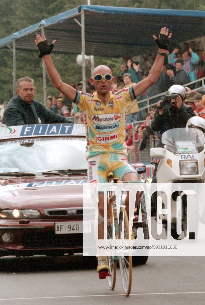 Marco Pantani (Italien Mercatone Uno) - bejubelt seinen Etappensieg - Radsport Herren Giro d Italia 1998, dItalia, Straßenradsport, Straße, Rad, Vneg Einzelbild 14. Etappe: Schio - Piancavallo