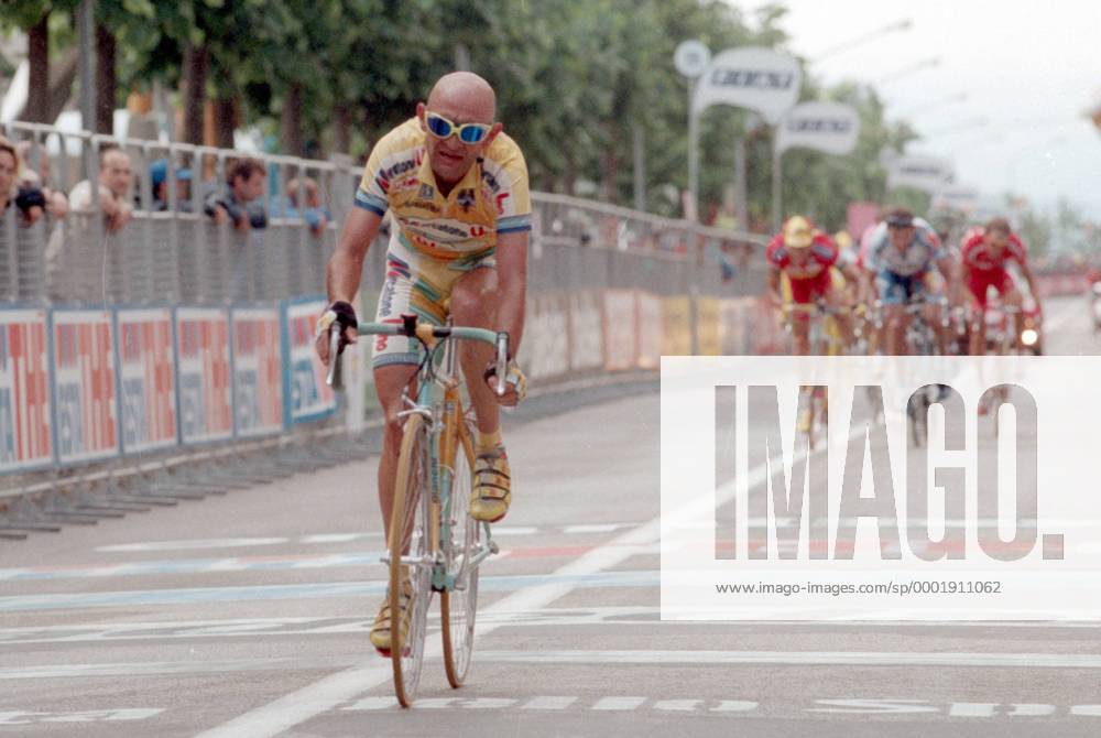 Marco Pantani (Italien Mercatone Uno) kommt erschöpft vor seinen Verfolgern ins Ziel - Radsport Herren Giro d Italia 1998, dItalia, Straßenradsport, Straße, Rad, Vneg Totale Erschöpfung,