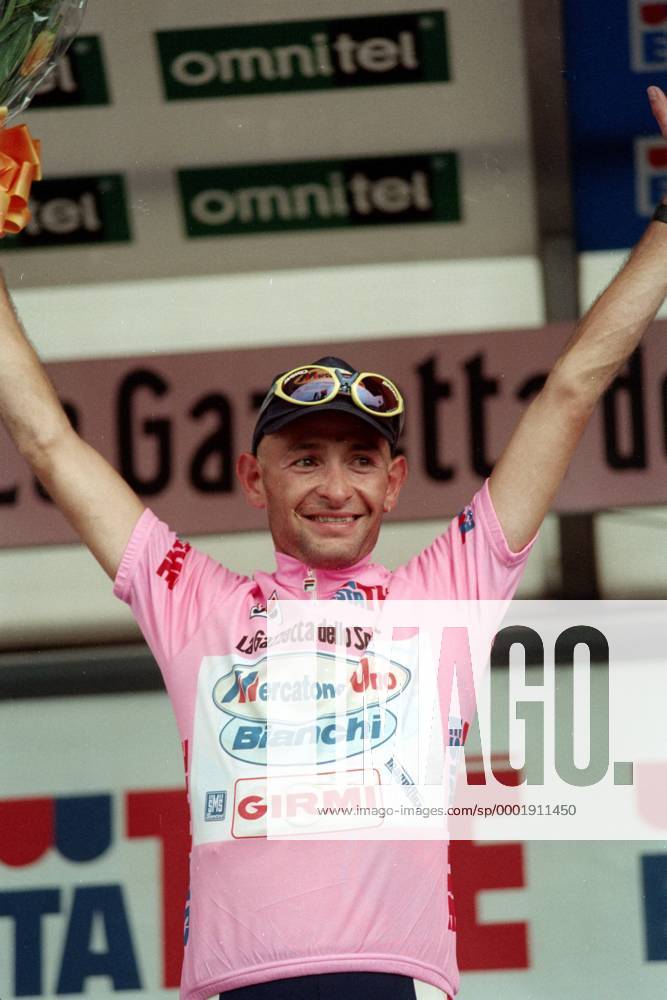 Marco Pantani (Italien Mercatone Uno) im rosa Trikot des Gesamtführenden während der Siegerehrung - Radsport Herren Giro d Italia 1998, dItalia, Straßenradsport, Straße, Rad, Vneg Einzelbild 17. Etappe: Asiago - Selva Val Gardena Freude,