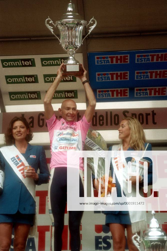 Gesamtsieger Marco Pantani (Italien Mercatone Uno) präsentiert während der Siegerehrung den Pokal, zwei Hostessen an seiner Seite runden das Bild ab - Radsport Herren Giro d Italia 1998, dItalia, Straßenradsport, Straße, Rad, Vneg Gruppe 22. Etappe: Lugano - Mailand Freude, Begeisterung,