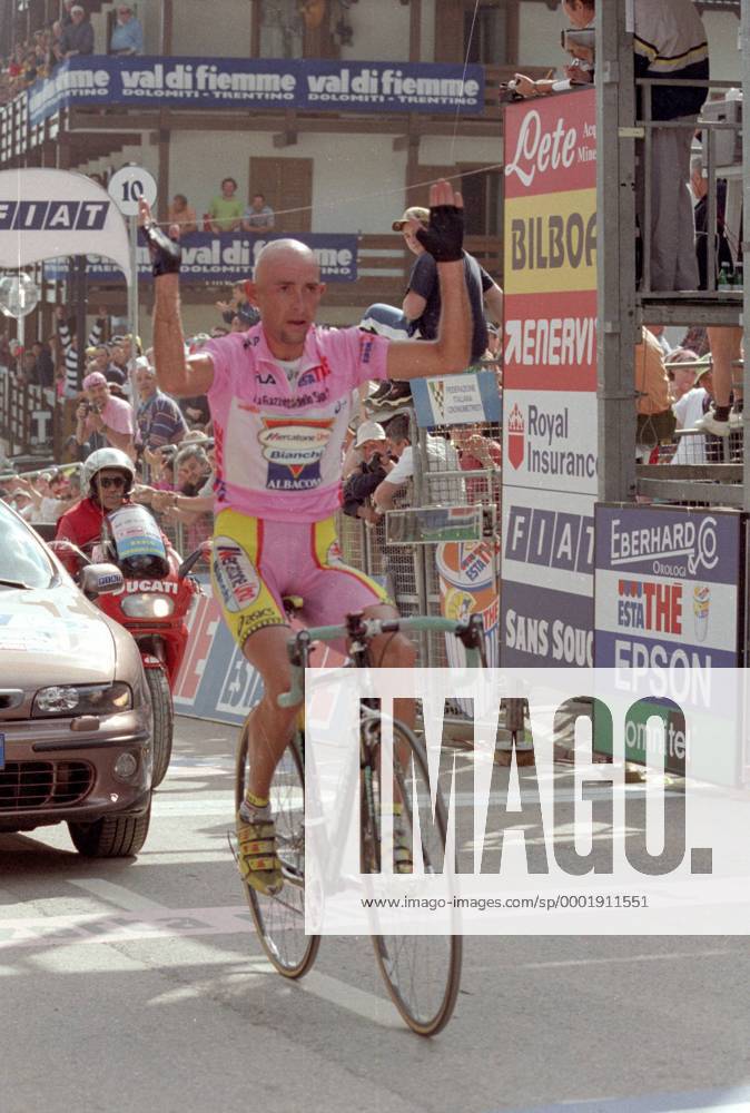 Etappensieger Marco Pantani (Italien Mercatone Uno) im rosa Trikot des Gesamtführenden jubelt bei der Zieldurchfahrt - Radsport Herren Giro d Italia 1999, dItalia, Straßenradsport, Straße, Rad, Vneg Einzelbild 20. Etappe: Predazzo - Madonna di Campiglio Freude,