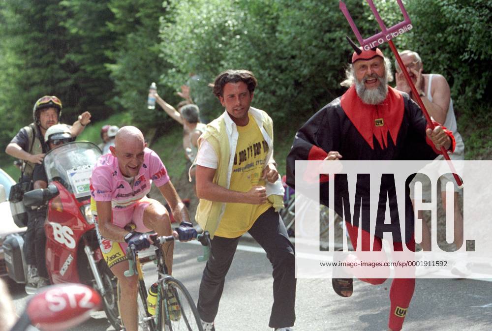 Marco Pantani (Italien Mercatone Uno) im rosa Trikot des Gesamtführenden jubelt wird nicht nur von Radteufel Dieter Didi Senft (Deutschland) angefeuert - Radsport Herren Giro d Italia 1999, dItalia, Straßenradsport, Straße, Rad, Vneg Gruppe 19. Etappe: Castelfranco - Pampeago Freude, Begeisterung,