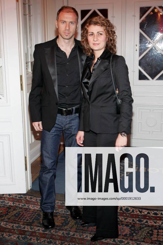Sergej Barbarez (HSV Bosnien Herzegowina) und seine Ehefrau Ana anläßlich der Verleihung des Titels COUPLE OF THE YEAR der Zeitschrift Gala Fußball 1. BL Herren Saison 20056 2006, Hamburger SV, Preisverleihung, Auszeichnung, Paar des Jahres, Vdig Gruppe Hamburg