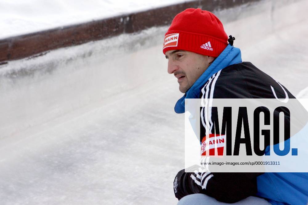 Georg Hackl (Deutschland) inspiziert vor dem Weltcuprennen in Oberhof die Strecke Rennrodeln Herren Weltcup 2005 2006, Welt Cup, Worldcup, World, WC, Rodeln, Rennschlitten, Rennschlittensport Einzelbild Oberhof
