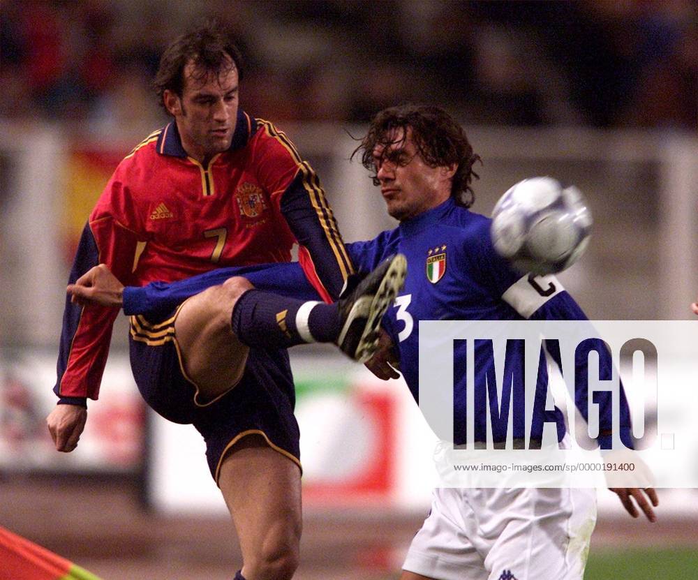 Paolo Maldini (Italien, re.) versucht, Joseba Etxeberria (Spanien) am Schuß zu hindern Fußball Länderspiel Herren Freundschaftsspiel 2000, Nationalmannschaft, Nationalteam, Nationaltrikot, Spanien - Italien 2:0 Gruppe Nou Camp Barcelona