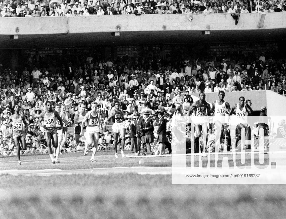 4x100m Staffel Olympische Spiele Mexiko 1968: Team USA nach dem letzten Wechsel von Ronnie Ray Smith zu Jim Hines