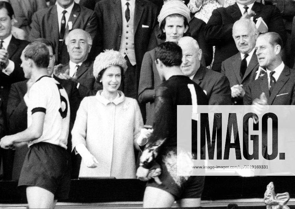 Fußball, WM 1966, Finale in Wembley, England - Deutschland 4-2 n.V. Siegerehrung Fußball WM 1966 mit Queen Elizabeth II., FIFA Präsident Sir Stanley Rous und Prinz Philip, vorn Willi Schulz und Torwart Hans Tilkowski (beide BR Deutschland)